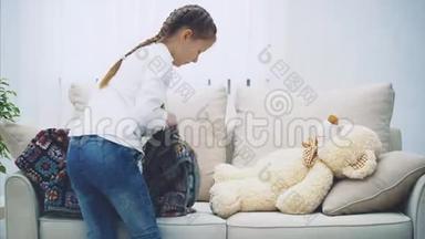 <strong>小女孩</strong>编着<strong>辫子</strong>，把白色泰迪放在沙发上，用毯子盖着，走开了。